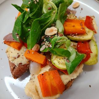 Bocadillo De Hummus y Verduras