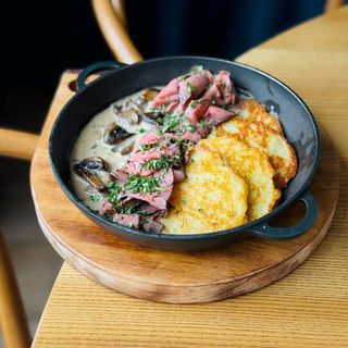 Деруни з ростбіфом,  грибами та вершково-грибним соусом