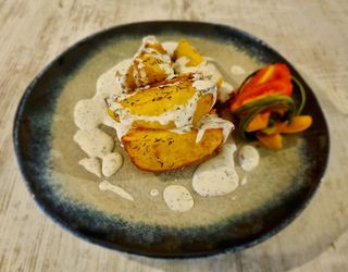 Cartofi Rokabbq cu rozmarin si sosul casei