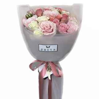 Buchet 7 trandafiri Pink Mondial și 8  miniroze roz