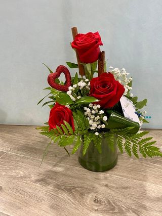 Arranjo de 3 Rosas e Coração Decorativo