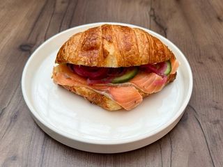 Круасан з лососем