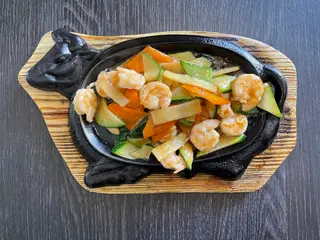 25 Gamberetti con verdure alla piastra