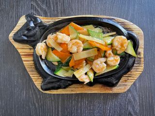 25 Gamberetti con verdure alla piastra