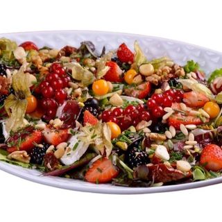 Ensalada Con Frutos Del Bosque Y Queso Rulo