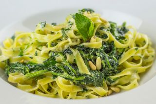 Penne integrale cu spanac, ciuperci si sos alb (post)