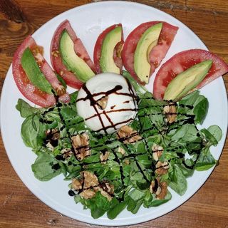 Ensalada de Burrata con Aguacate