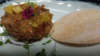 Tartar de tomate, aguacate y salmón ahumado