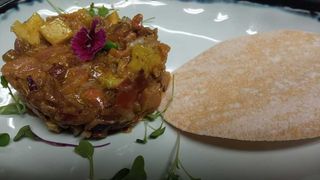Tartar de tomate, aguacate y salmón ahumado