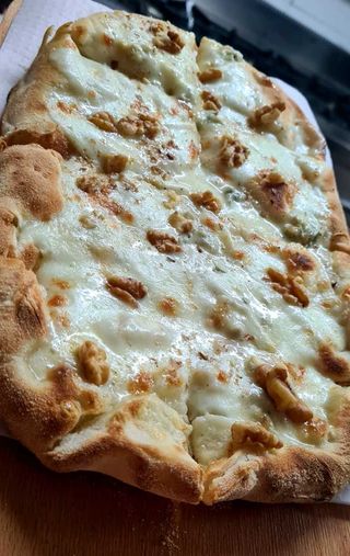 Pinsa Clásica De Gorgonzola Y Nueces (19 x 60 cm.)