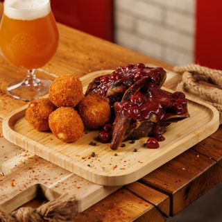 საქონლის ნეკნები ალუბლის სოუსში