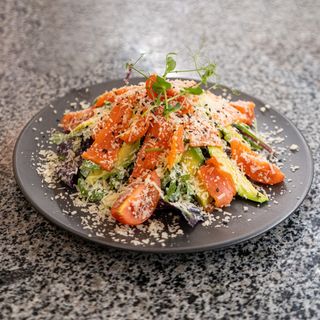 Салат з лососем та авокадо (250г)