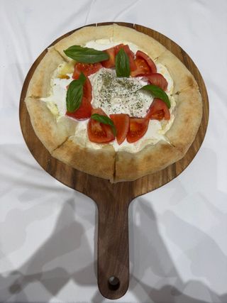 Д. Пицца со страчателлой.