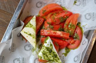 Салата от сирене и два домата