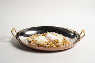 Картофель с брискетом, страчателлой, яйцом и трюфельной пастой