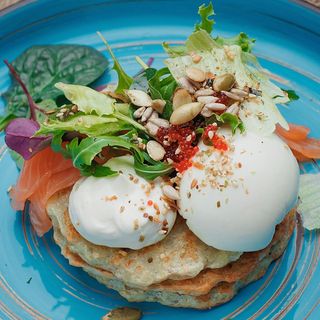 Деруни з лососем, яйцем пашот та сиром Філадельфія