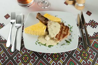 Cotlet cu os, sos hribi si mamaliga coapta