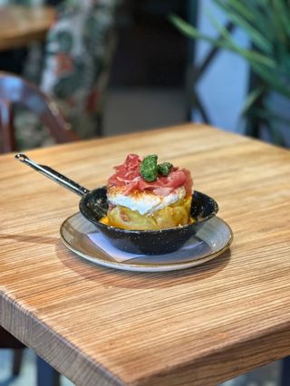 Sartén De Huevos Rotos Con Jamón