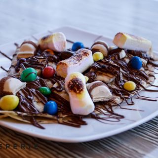 13.Clătită cu mascarpone, nutella, banane, kinder bueno, M&M