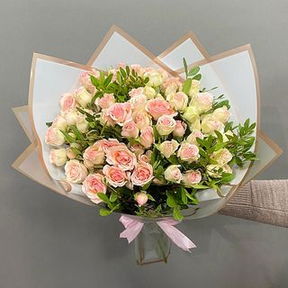 9 crengute de trandafir cu verdeata