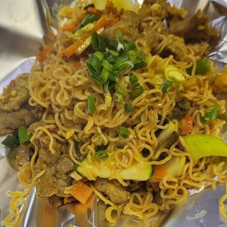 Makaron z wieprzowiną i warzywami