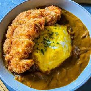 Omurice curry con tonkatsu