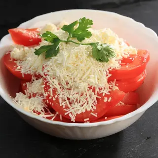 Salată de roșii cu brânză rasă