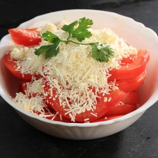 Salată de roșii cu brânză rasă