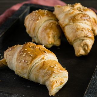 круассаны с запеченным перцем