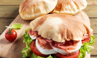 Puccia con Mozzarella e Prosciutto Crudo