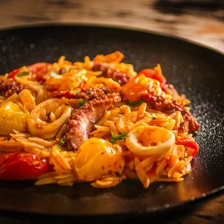 Критараки с калмари и рагу от октопод червени и зелени чушки и доматена салца 