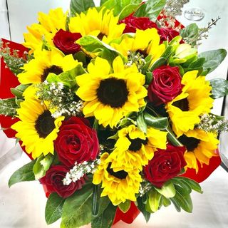 Bouquet di girasoli e rose rosse