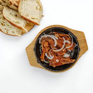 ხბოს ნეკნები აჯიკით