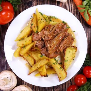 Младо телешко на бавен огън с печени картофи на фурна (400г)