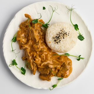 Строганов с соусом кимчи