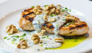 Piept de pui cu gorgonzola si nuci