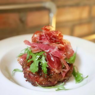 Hamburguesa trufada con jamón ibérico y rúcula