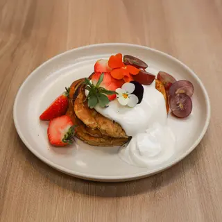 Panquecas com iogurte e fruta (até às 12h)