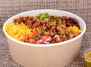 Салата с крехко свинско месо (290г)