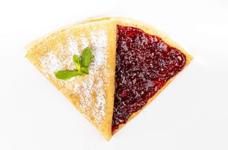 Crepes cu dulceata si nuca