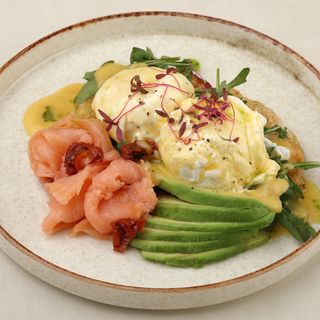 კარტოფილის ბლინები ორაგულით და ავოკადოთი