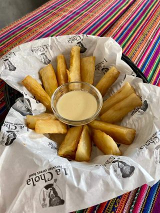 Yuca frita e huancaina