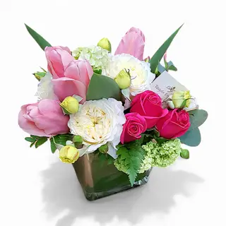 Fiori bianchi e rosa in vaso di vetro