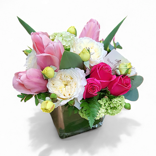 Fiori bianchi e rosa in vaso di vetro