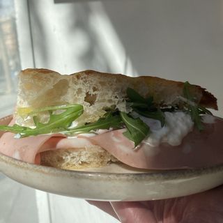 Focaccia mortadella e burrata