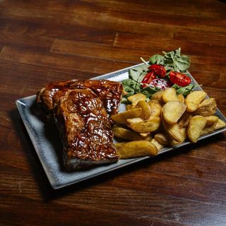 Scaricica de porc servita cu cartofi wedges si sos bbq