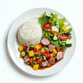 Wieprzowina z warzywami z ryżem i surówką