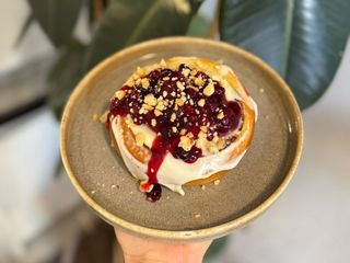 Cinnamon Roll Frutos Rojos