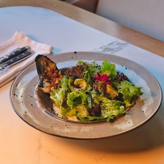 Теплий салат з баклажаном