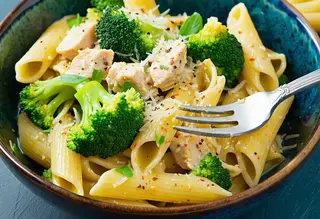 Penne z kurczakiem i brokułami